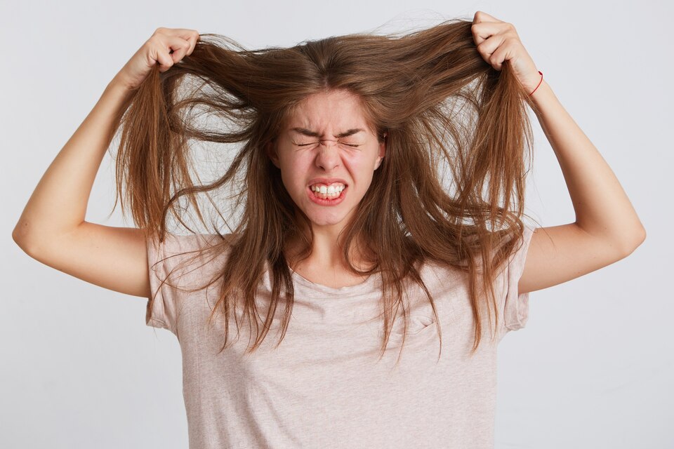 How to Tame Frizzy Hair :: Fitie :: Articles